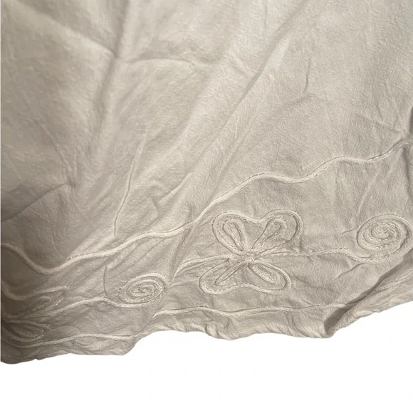 WHiTE SIMPLE COMFORTABLE DRESS.   BL/RD 13.  12603 - Picture 6 of 7